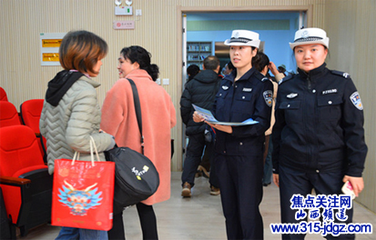 【冬季交通安全宣传】侯马交警走进社区开展“一盔一带”“严禁酒驾”安全宣传活动