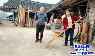 湖南辰溪县：雷锋月里志愿红 志愿助残润瑶乡