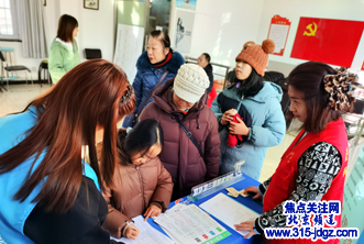 彩绳系福气 巧手迎新春——花家地西里第三社区携手焦点关注网共庆马年